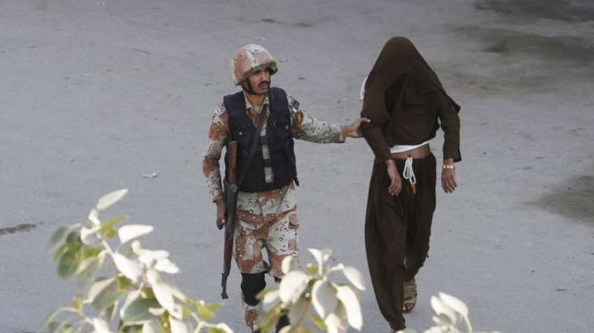 کراچی: رینجرز ہیڈکوارٹر پر خودکش حملے کے بعد رینجر اہلکار ..