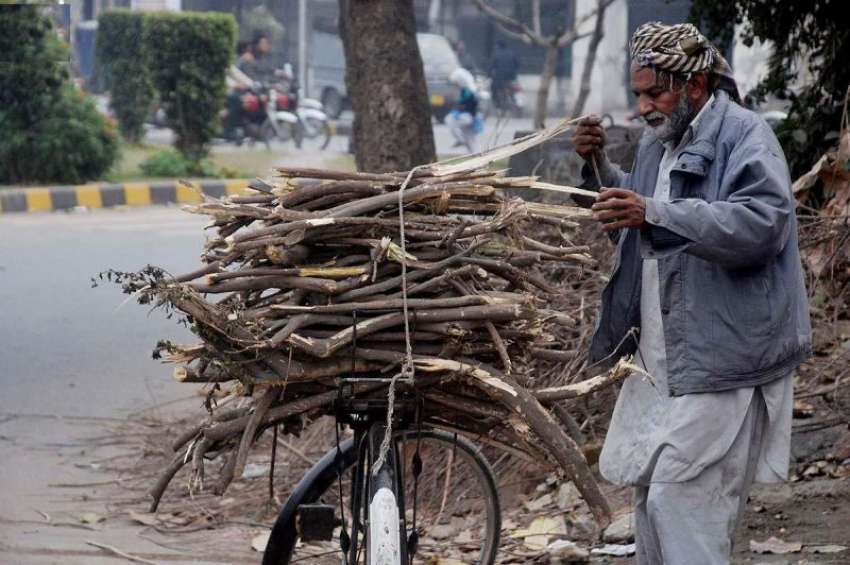 لاہور: گیس کی لوڈشیڈنگ کے باعث ایک شخص گھر کا چولہا جلانے ..
