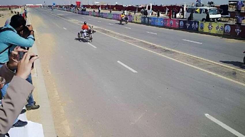 کراچی: سندھ فیسٹیول میں گدھا گاڑی کی ریس کروائی جا رہی ہے۔
