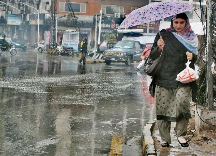 لاہور: صوبائی درالحکومت میں ہونیوالی بارش کے دوران ایک خاتون ..