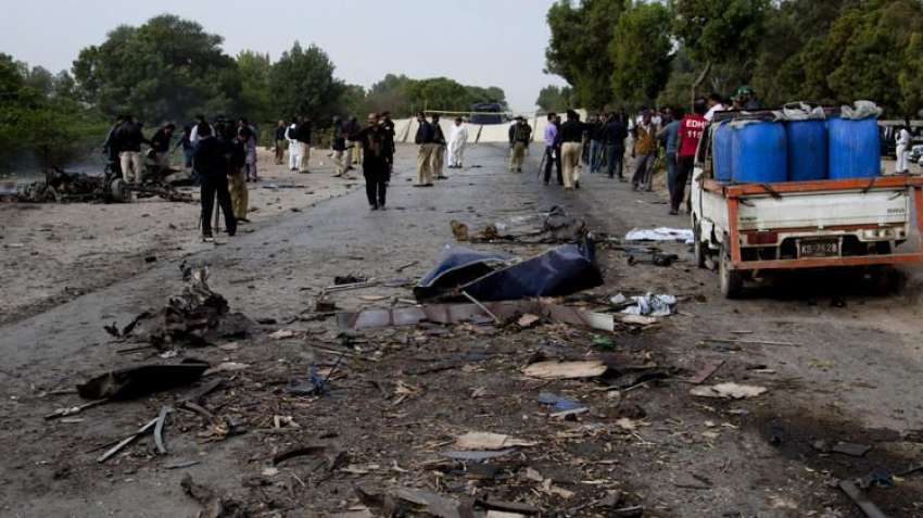کراچی: پولیس اہلکاروں کی بس پر خودکش کار بم حملے کے بعد جائے ..