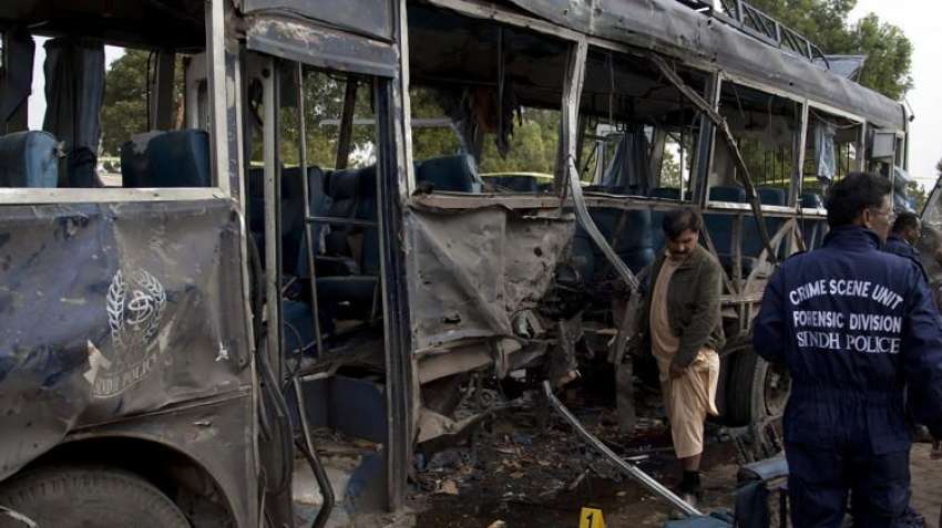 کراچی: بم ڈسپوزل اسکواڈ کے اہلکار خودکش کار بم حملے کا نشانہ ..