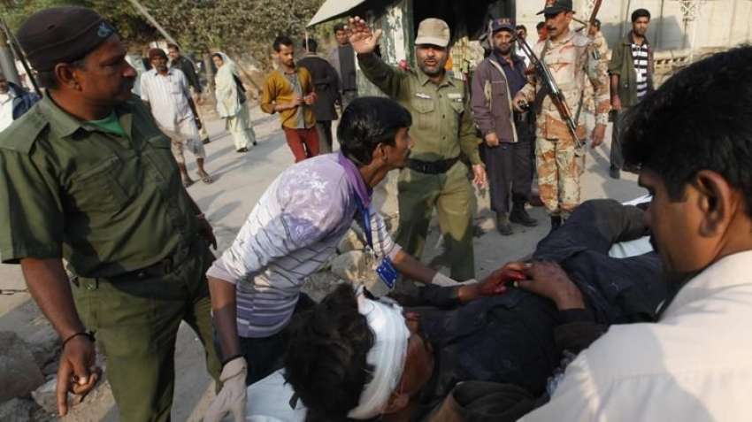 کراچی: پولیس بس پر کار خودکش بم حملے میں زخمی ہونیوالے پولیس ..
