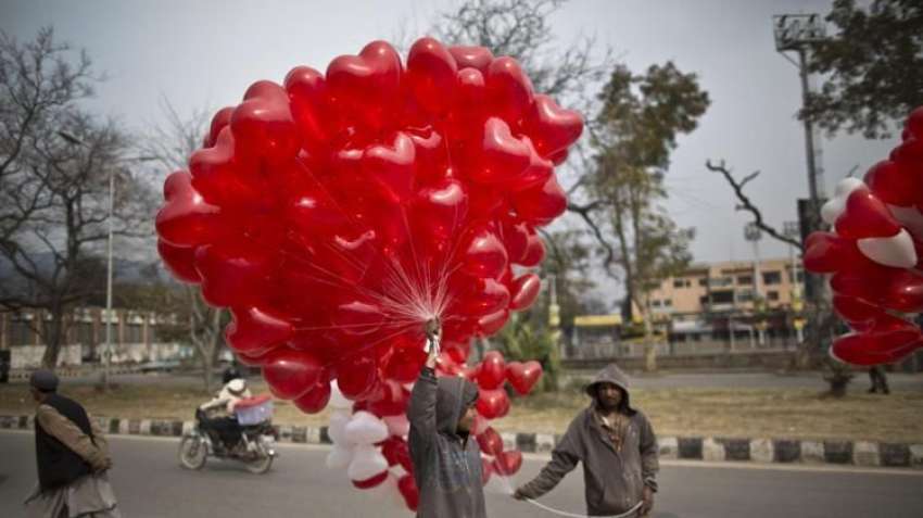 اسلام آباد: ایک محنت کش بچہ ویلنٹائن ڈے کی مناسبت سے غبارے ..