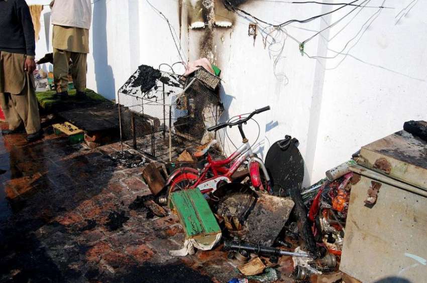 پشاور: کالا باڑی میں ایک مکان میں آگ لگنے کے بعد تباہی کامنظر۔
