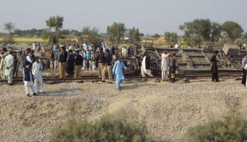 جیکب آباد ، ٹرین کی پٹڑی پر بم دھماکے کے بعد خوشحال ایکسپریس ..