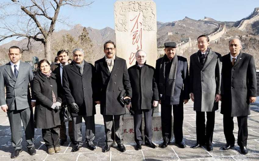بیجنگ: صدر ممنون حسین کا دیوار چین کے دورہ پر گروپ فوٹو۔
