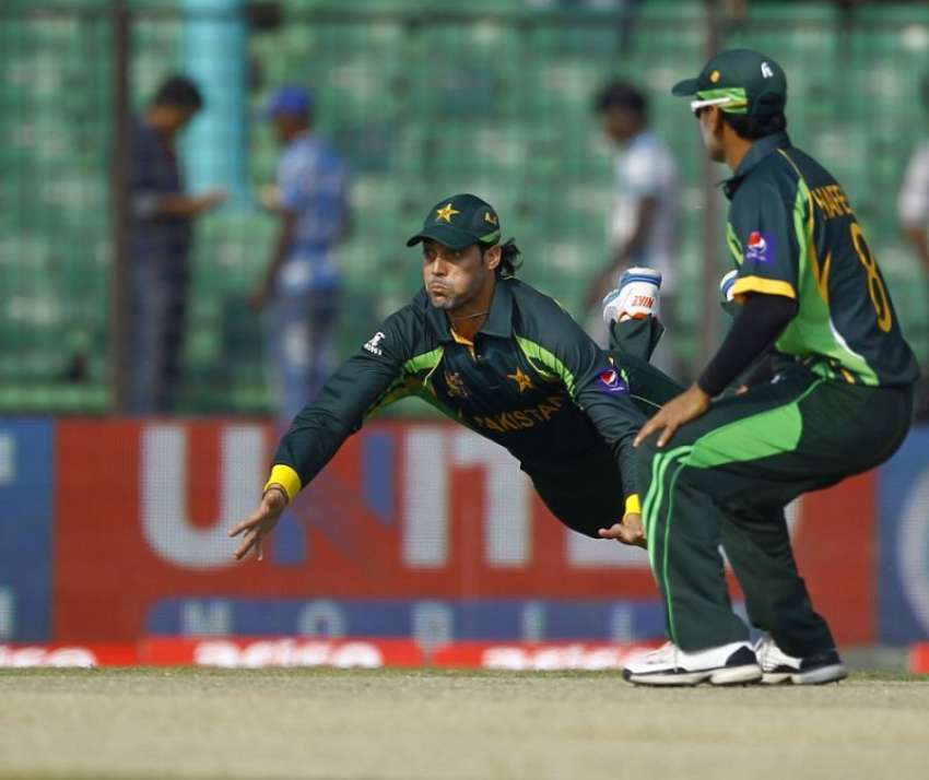 ڈھاکا: پاکستانی کھلاڑی انور علی فیلڈنگ کے دوران رن آؤٹ کی ..