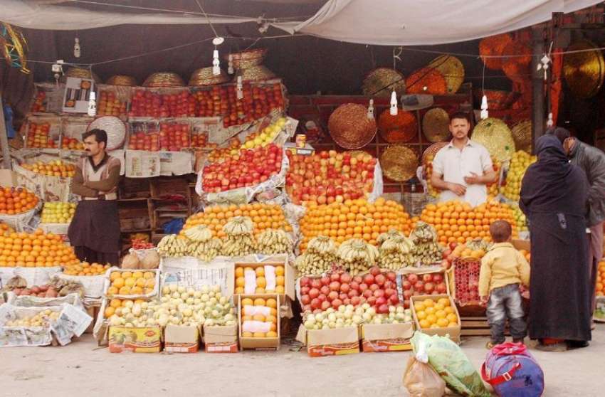 راولپنڈی: ایک پھل فروش نے گاہکوں کو متوجہ کرنے کیلئے اپنی ..