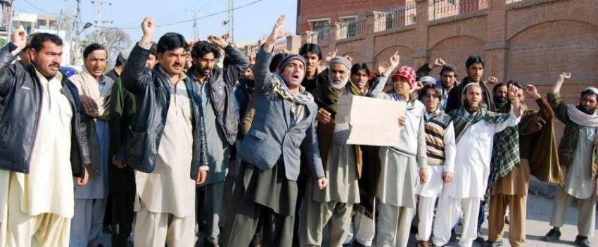 پشاور ، کرم ایجنسی کے متاثرین راشن نہ ملنے پر احتجاج کر رہے ..