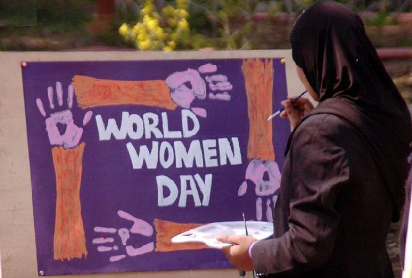 اسلام آباد: خواتین کے عالمی کے دن موقع پر ایک طالبہ پینٹنگ ..
