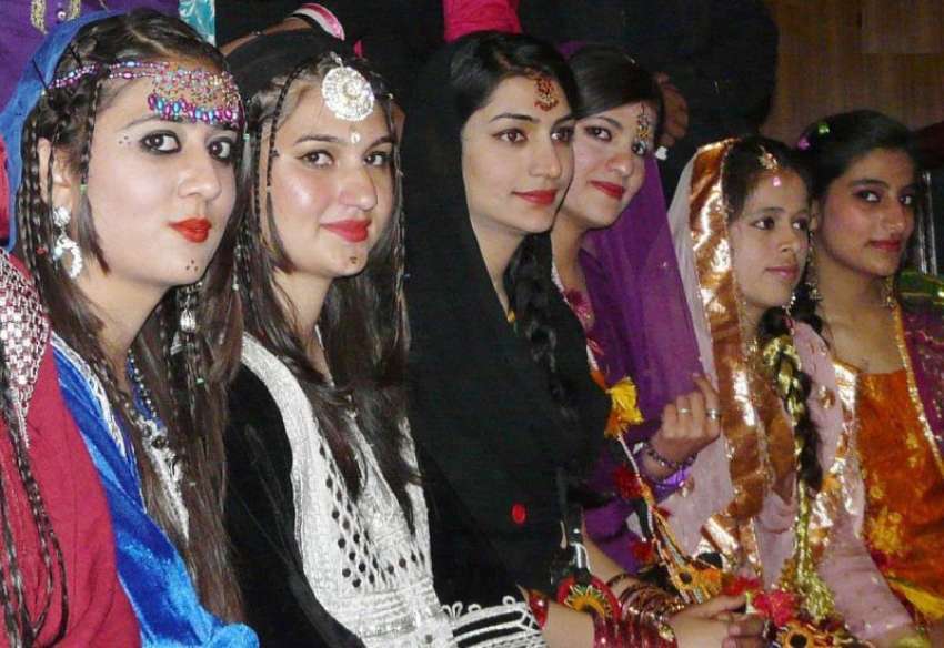 راولپنڈی: طالبات ثقافتی لباس پہنے فیشن شو میں شریک ہیں۔