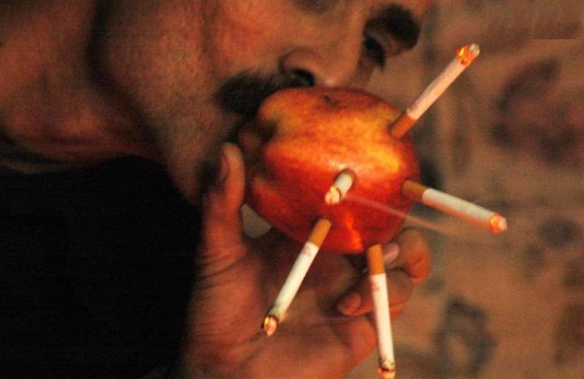 راولپنڈی: ایک شعبدہ باز سیب میں سوراخ کرکے کئی سگریٹ سلگا ..