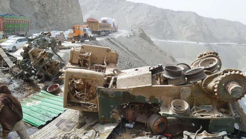 چمن ، نیٹو کی تباہ شدہ بکتر بند گاڑیوں کا ملبہ کراچی بندرگاہ ..