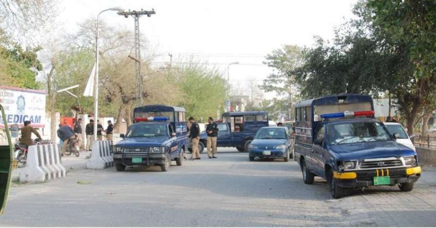 لاہور: وحدت کالونی پولیس اسٹیشن کے باہر کھڑی پولیس کی گاڑیاں ..