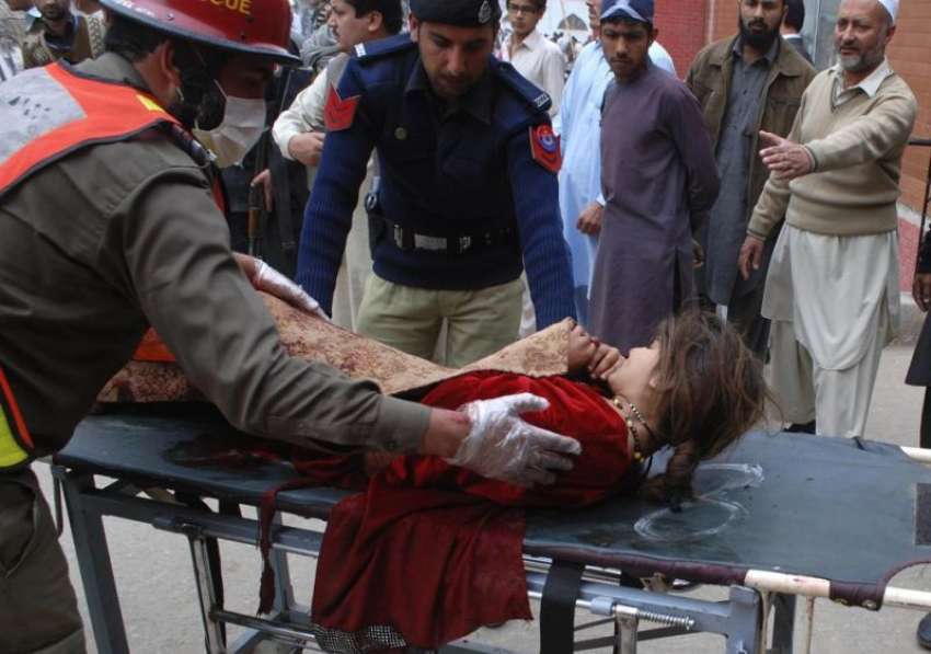 پشاور ، خودکش حملے میں زخمی ہونے والی ایک بچی کو طبی امداد ..