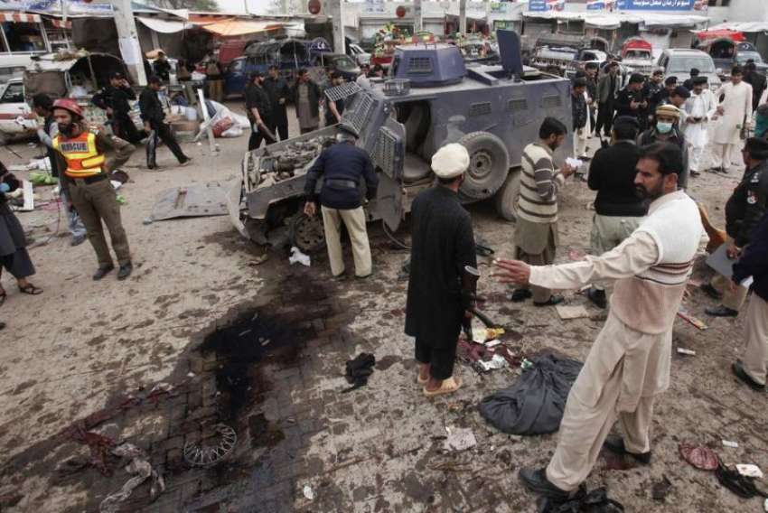 پشاور ، سیکورٹی اور امدادی اہلکار خودکش حملے کے بعد امدادی ..