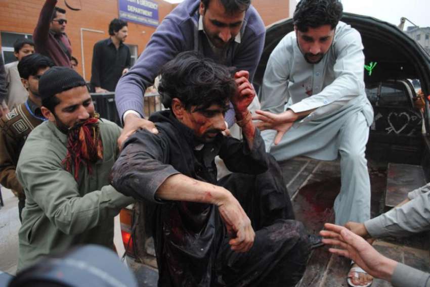 پشاور ، خودکش حملے میں زخمی ہونے والے ایک شخص کو طبی امداد ..