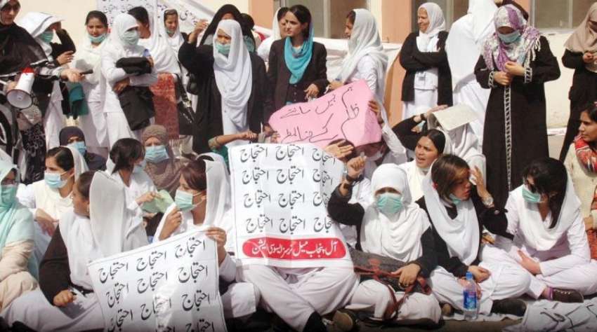 راولپنڈی، بے نظیر بھٹو ہسپتال میں نرسز مطالبات کے حق میں ..