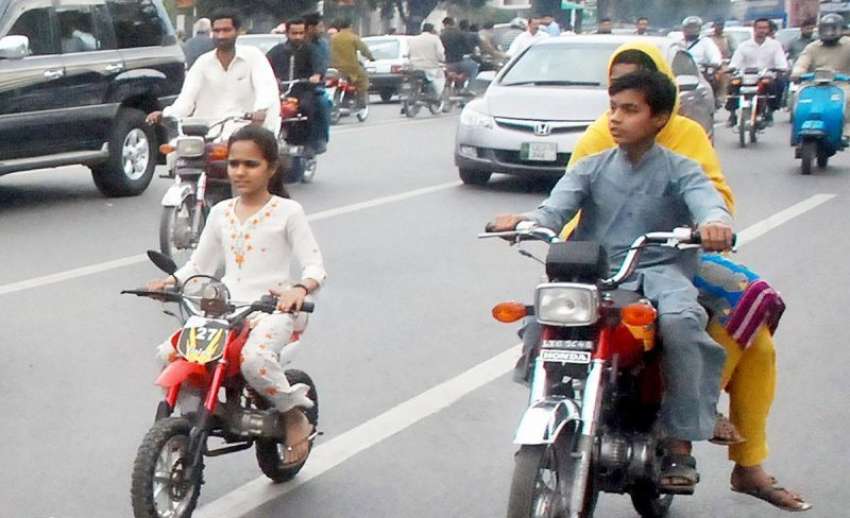 لاہور: ایک نو عمر بچی اپنی چھوٹی موٹر بائیک پر بیٹھی مال ..