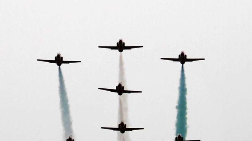 اسلام آباد، یوم پاکستان کے موقع پر پاک فضائیہ کے جہاز کرتب ..