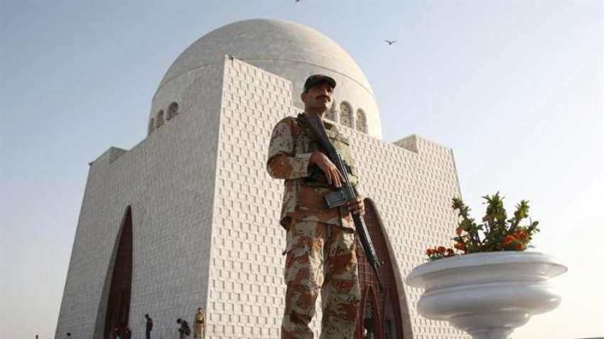 کراچی ، یوم پاکستان کے موقع پر مزار قائد پر رینجرز اہلکار ..