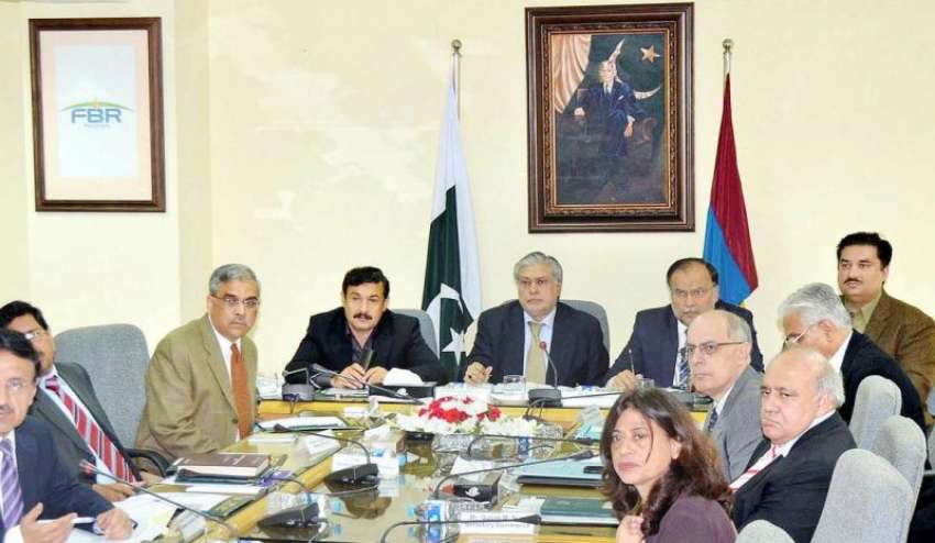 اسلام آباد، وزیر خزانہ سینیٹر اسحاق ڈار اعلی سطحی اجلاس ..
