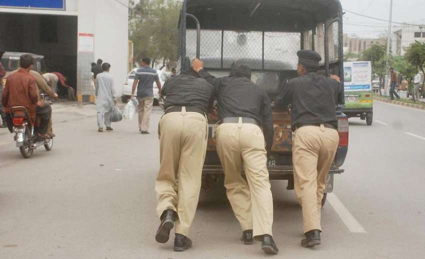 لاہور ، عوام کی جان و مال کی حفاظت کے ذمہ دار پولیس اہلکار ..