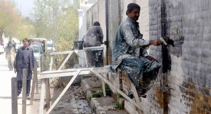 کوئٹہ ، مزدود عدالت روڈ پر دیواروں پر بنی وال چاکنگ مٹا رہے ..