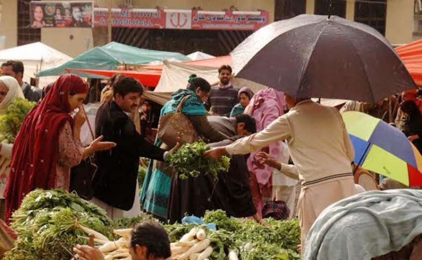راولپنڈی ، بارش کے باوجود شہری اتوار بازار سبزی منڈی میں ..