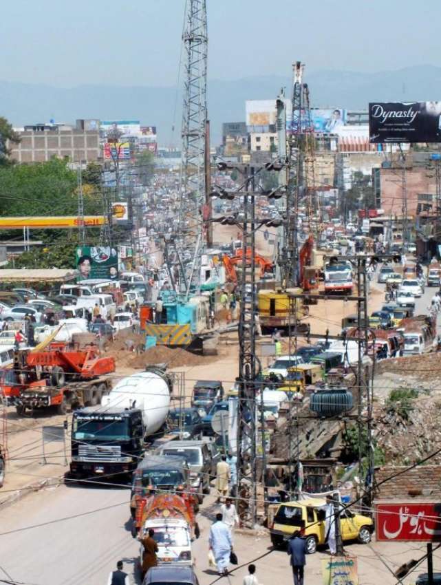 راولپنڈی، مری روڈ‌پر میٹرو بس منصوبے پر کام کی وجہ سے ٹریفک ..