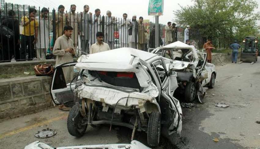 راولپنڈی، سواں پل پر تصادم کے بعد متاثرہ گاڑیاں جائے حادثہ ..