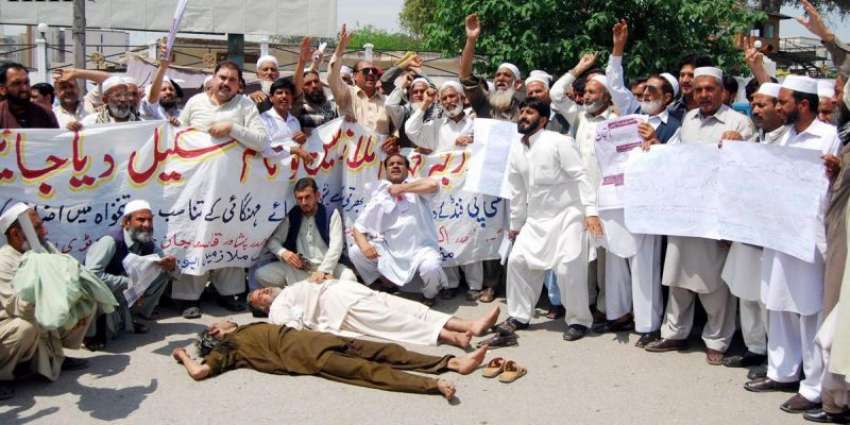 پشاور: آل درجہ چہارم کے ملازمین سڑک پر لیٹ کر احتجاجی مظاہرہ ..