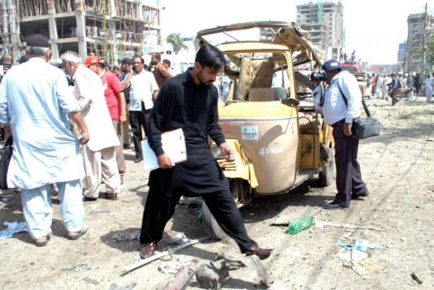 کراچی ، گذری میں بم دھماکے کے بعد شہری جائے وقوعہ پر جمع ..