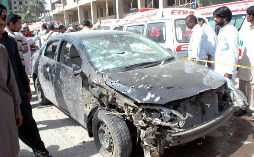 کراچی، گذری میں بم دھماکے سے تباہ ہونے والی ایک گاڑی۔