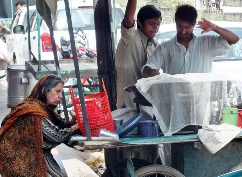 راولپنڈی: محنت مزدوری کرکے خاندان کا پیٹ پالنے والی ایک ..