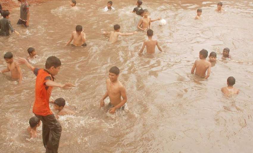 لاہور ، مغلپورہ نہر بند ہونے کے باعث بچے گرمی کی شدت کم کرنے ..