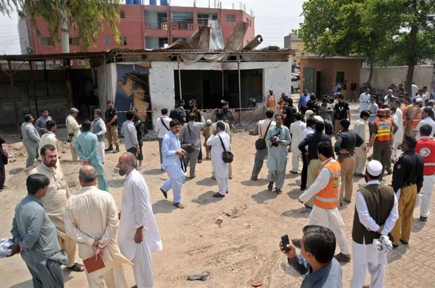پشاور ، سیکورٹی اہلکار خودکش حملے کے بعد جائے وقوعہ سے شواہد ..