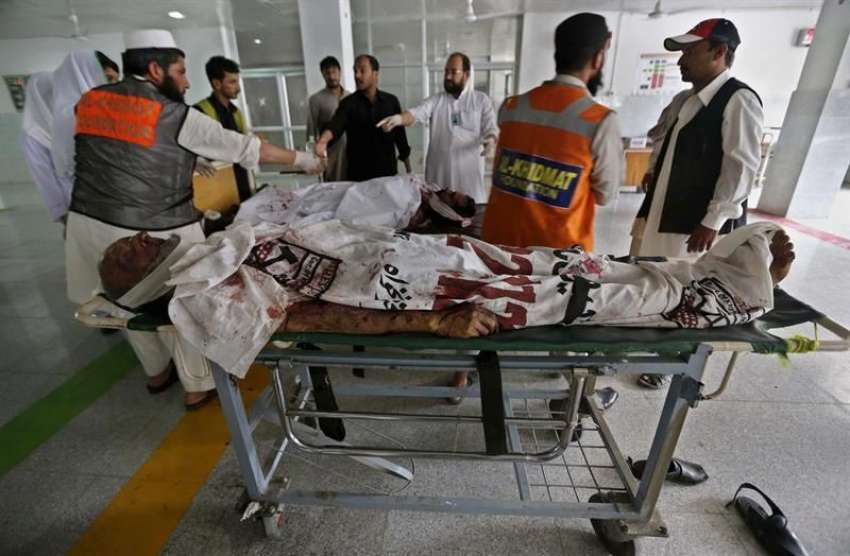 پشاور ، خودکش حملہ میں جاں‌بحق ہونے والے افراد کی نعشیں‌مقامی ..