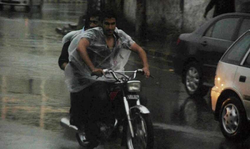 لاہور ، صوبائی دارالحکومت میں ہونے والی بارش کے دوران موٹر ..