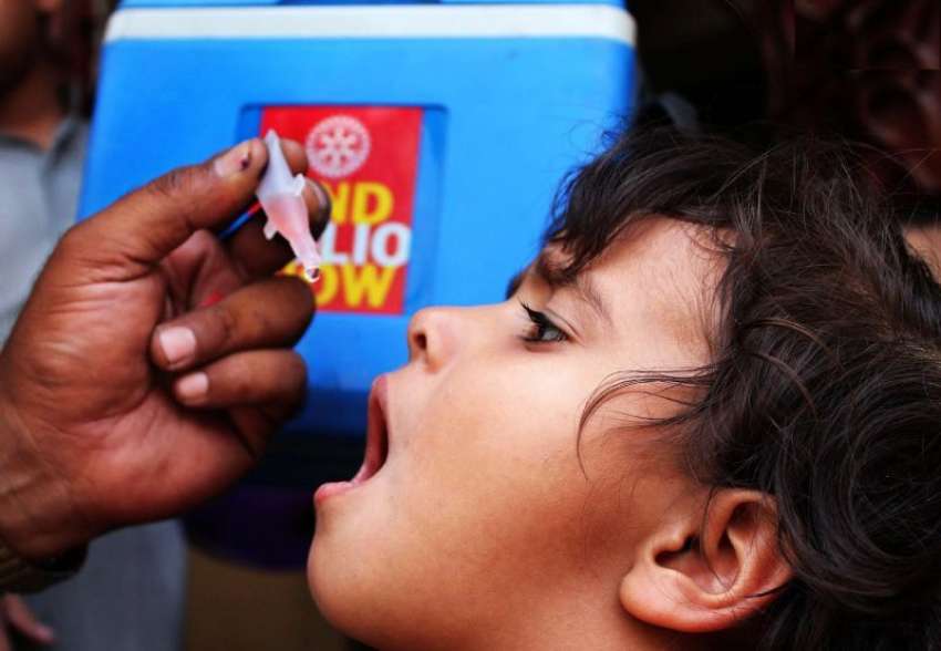 لاہور: پولیو مہم کے دوران ایک بچے کو قطرے پلائے جا رہے ہیں۔
