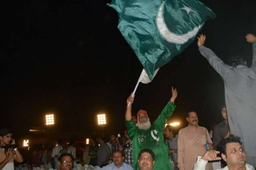سیالکوٹ، تحریک انصاف کے جلسہ میں چاچا کرکٹ پاکستانی پرچم ..