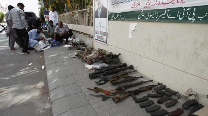 کراچی، سیکورٹی اہلکار ائیرپورٹ‌پر حملہ کرنے والے دہشتگردوں‌ ..