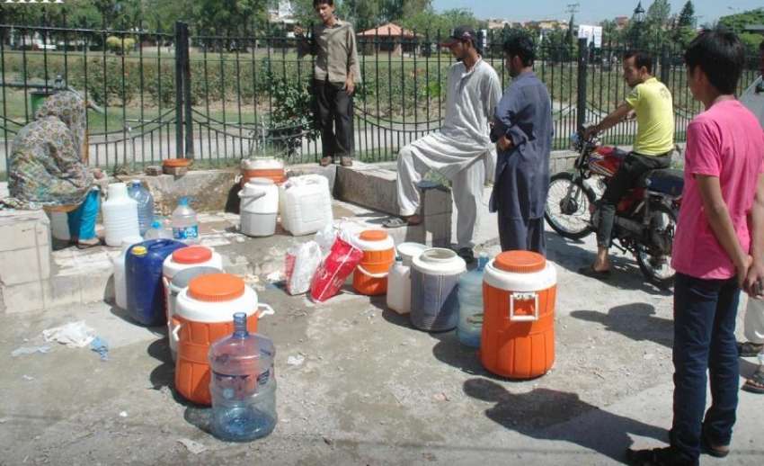 راولپنڈی، چکلالہ میں پانی کی کمی کے باعث شہری قطار میں برتن ..