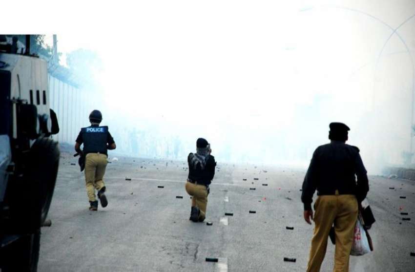 اسلام‌ آباد، طاہر القادری کے حامیوں‌ اور پولیس کے درمیان ..