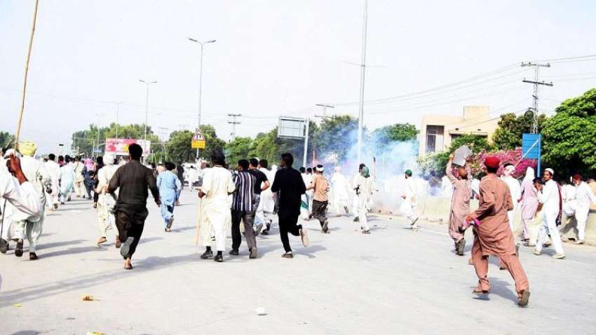 راولپنڈی، پولیس اہلکاروں کی جانب سے آنسو گیس پھینکے جانے ..