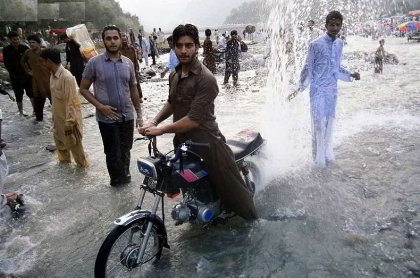 ایبٹ آباد: سیاحت کیلئے آئے لوگ آبشار کے ٹھنڈے پانی سے لطف ..