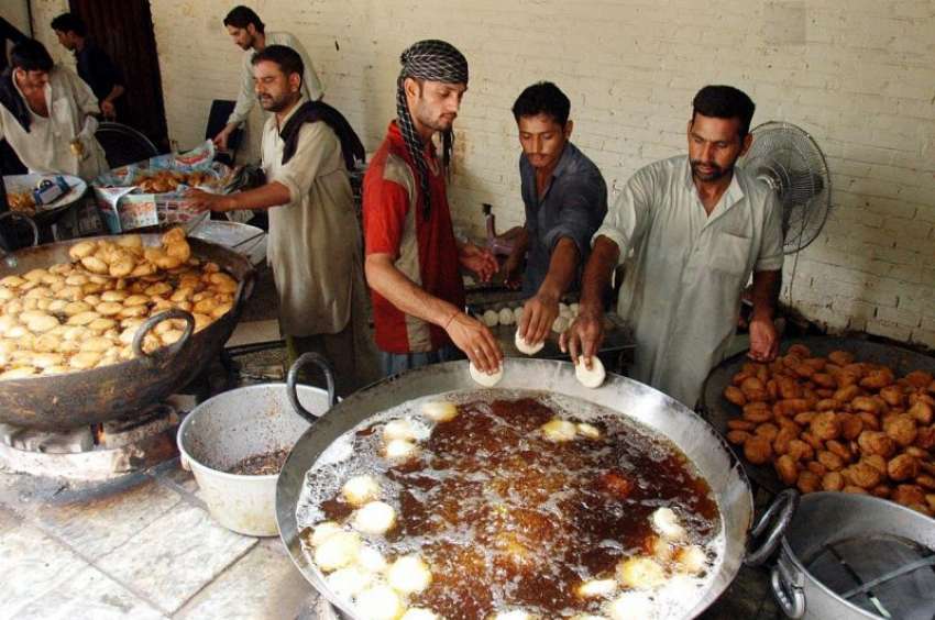 لاہور، پہلے روزہ کی افطاری کا وقت قریب آنے پر ایک دوکان میں ..