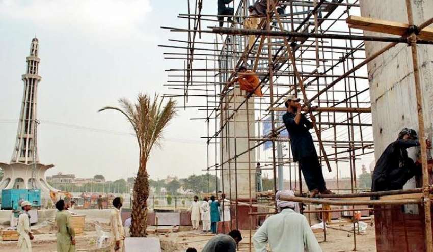 لاہور، یادگار فلائی اوور منصوبے پر مزدور کام کر رہے ہیں۔