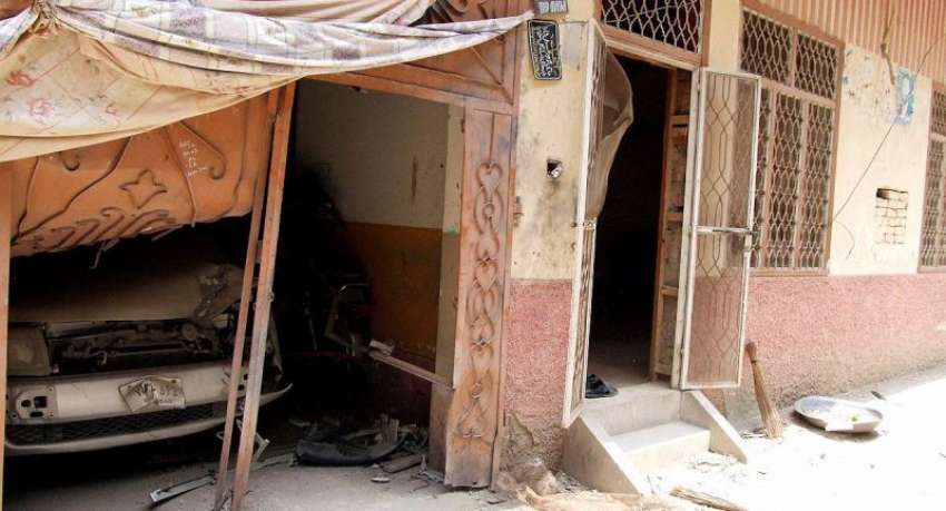 پشاور، مقامی صحافی کے گھر دھماکے سے تباہ ہونے والی گاڑی ..